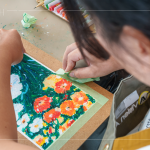 最後將固定紙膠帶撕除，除了固定畫紙，更保留相框感白邊，讓作品看起來更完整、精緻，如同裱框的畫作。