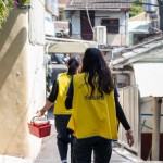 穿梭在街頭巷弄之間、爬樓於老公寓之中，志工們腦海彷彿有一張捷徑地圖，各個擔上使命必達的責任，快速地將便當送到長輩們的手中。