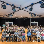 睽違許久的沙龍聚會，高舉老師的作品小卡，記錄下難能的相聚時光。