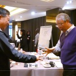 課程中亦有趣味互動，結(jié)合反向思考，打破固有的思維模式，培養(yǎng)創(chuàng)造性和解決問題之能力。(圖右為新業(yè)建設(shè)創(chuàng)辦人-穆椿松 先生、圖左為簡福榮總經(jīng)理)