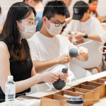 棉繩一繞一繞地將藥草球綁緊，可當(dāng)成日常小物，透過捶打、按壓，達(dá)到穴位放鬆，促進(jìn)身體代謝，更舒暢。