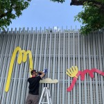 一道充滿生機(jī)的牆面，在師傅的點綴下生動了起來，不同的自然元素拼貼在一起，是鳥、羽毛、葉子、花瓣…帶給孩子們無限想像發(fā)揮。