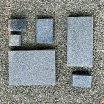 「會喝水的人行道」－新業(yè)利用環(huán)保材質(zhì)的透水磚特性，許多的細(xì)小孔洞讓多餘的雨水可滲入土地，以達(dá)到水循環(huán)的作用。