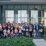 這日，即將迎向中國新年之前，有和陽暖日、綠意蔓蔓，紅紅剪紙燈籠妝點，將這
份團圓喜聚刻畫得如詩如畫。