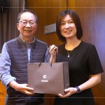 課程尾聲，新業(yè)建設(shè)卓勝隆董事長(圖左)準(zhǔn)備禮品致贈，感謝陳資璧講師(圖右)帶給我們精采充實的教育訓(xùn)練。