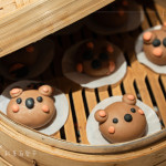 體驗(yàn)活動(dòng)—手作造型饅頭，捏出屬於自己的小小河貍(水中建築師)，點(diǎn)綴各式蔬果調(diào)色，讓大朋友與小朋友吃得更安心。