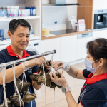 新業(yè)建設(shè) 邱正光 副總經(jīng)理賢伉儷，也加入這次公益包粽行列，身體力行，益起響應(yīng)，共創(chuàng)美好良善的循環(huán)。