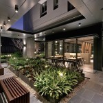 除了白天的明亮與綠意疊翠，臨近傍晚時，中庭植栽之間打著光芒，也帶來另一番曖昧的風味。－【新業(yè)宜家】。