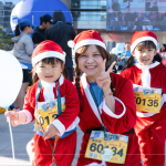 小小聖誕老人出發(fā)囉，今年新增的2K變裝組，讓賽道及會(huì)場(chǎng)上多了許多可愛的小小身影。