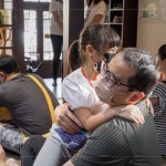 大手牽小手，與孩子們享受難能的親子時(shí)光，透過(guò)說(shuō)故事媽媽的引導(dǎo)，孩子們主動(dòng)給家長(zhǎng)一個(gè)大大的、溫暖的擁抱。