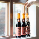 致上「古早味手工柴燒醬油清」做為伴手禮，並附上「手工編織麻繩」，以傳統(tǒng)的方式編織出最誠摯的心，在周末與家人好友來場美味的醬香料理吧!