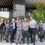 誠摯感謝臺中同業(yè)先進(jìn)，建樹建築與生活職人的歡聚，共同相知相惜！
卓勝隆董事長(圖中左一)帶領(lǐng)新業(yè)設(shè)計(jì)團(tuán)隊(duì)與創(chuàng)健健設(shè) 黃彬煌建築師(圖中右一)一同合影。
