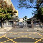 破損嚴(yán)重的圍牆改造為格柵，不僅讓視野穿透、也一併保有隱密性，整體與後門協(xié)調(diào)的連為一體。