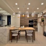 以米白色系為主調(diào)，稍加點綴的大理石紋、木色的溫潤雅致，猶如女主人般溫柔賢淑，入得了廚房也能出得了廳堂。