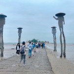 金門版「摩西分海」是建功嶼獨有的景觀，連接對面的島嶼，人們能踩著石板「濕路」徒步登島。