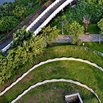 在水岸生活用緩緩的步調(diào)散步， 有時(shí)也能俯拾筏子溪畔垂釣人們的悠閒風(fēng)景