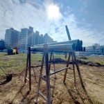 在豔陽高照的好日子，一支支即將深入地底的地質(zhì)鑽探用管，在一旁蓄勢待發(fā)準備上場!