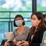 以照片展示豐富的臺(tái)灣美景，搭配精彩的旅途經(jīng)歷，將新業(yè)家族逗得眉開眼笑。