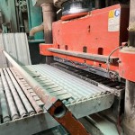 按照完美比例調(diào)配好的土料，送入機器將磁磚一一壓製成形，在此排列依序、登場亮相。