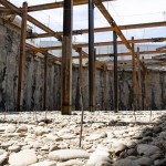 一根根的鋼筋植入土地，鮮紅色的標(biāo)籤紙是提醒灌漿師傅，填入的厚度。