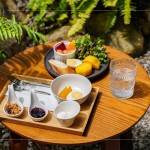 乳蛋白優(yōu)格搭配水煮蛋、現(xiàn)烤地瓜及當(dāng)季水果生菜，手作優(yōu)格創(chuàng)意健康料理。