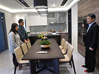 開放的廚房設(shè)計，全家人在餐桌一起用餐，也化身寬闊的工作空間。