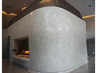 以曲面設(shè)計的門廳，充滿藝術(shù)感，令人驚艷。（盧金足攝）