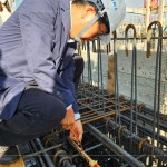 新業(yè)建設(shè)卓勝隆董事長親手於22樓樓頂扎緊「噴金漆鋼筋」，安置於屋頂中樑位置，祈求一切順利，房屋永固。