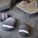 帶有紋路而圓潤(rùn)的石頭抱枕，不僅任人放心抱緊處理，也縱容思緒迴盪在花蓮海景，以及當(dāng)時(shí)腳下一顆顆圓圓的鵝卵石。