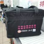 將飯盒裝至袋中，接下來就交給志工驅(qū)車前往每一個(gè)配送地，將熱騰騰的佳餚送到每一位長(zhǎng)者手中。