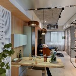 鏡頭隨著客廳的深度往內(nèi)探尋，玄關(guān)旁的等身高綠葉親切迎人，桌上擺著一瓶好酒搭配兩只小杯，是未來(lái)與三兩好友一同舉杯慶祝酣談，或小酌暢談心事的好地方。