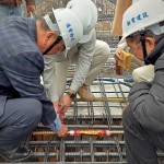 由新業(yè)建設(shè)名譽(yù)董事長(zhǎng)穆椿松先生（圖左一）、卓勝隆董事長(zhǎng)（圖右一）一同親手將主角「噴金漆鋼筋」綁紮、安置於屋頂中樑位置，代表著建築的穩(wěn)定與安詳。