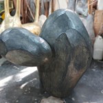 《漂浮著》作品上遍布切削、打磨的痕跡，在工具的選用上，運用刀削手法呈現(xiàn)作品多樣化的表情。