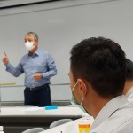 新業(yè)建設(shè)創(chuàng)辦人-穆椿松 分享公司的經(jīng)營理念，到個人工作態(tài)度抱持主動、積極、樂觀的心態(tài)，相信在崗位及人生道路上能迎刃而解。