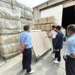 當(dāng)天特地將山形磚搬至戶外，新業(yè)職人團隊宛如品鑑珍品般，仔細觀察磁磚在戶外陽光照射下的顏色紋理及曲線起伏。