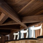 臺灣職人匠心的堅持，使用傳統(tǒng)榫接作為主結(jié)構(gòu)，以全實木、雙榫榫接桌腳及支撐橫桿連接處，結(jié)構(gòu)單純且雙倍紮實。