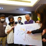 各小組交流分享，促進(jìn)合作與腦力激盪，學(xué)習(xí)思考及問題分析的訣竅，整理出重要的觀點和結(jié)論。(圖右二為新業(yè)建設(shè)創(chuàng)辦人-穆椿松 先生)