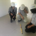 踏出的每一腳步，其實(shí)都能感覺(jué)到地板磁磚是否平整貼合。新業(yè)職人團(tuán)隊(duì)考量未來(lái)居住者的體驗(yàn)，進(jìn)行室內(nèi)地坪拋光磚貼作的平整度檢查。