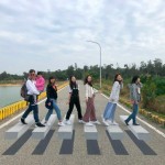 新業(yè)夥伴們過馬路卻引來眾人驚呼！原來是被斑馬線耽誤的3D地景藝術，彷彿懸浮在空中，各角度都讓人產(chǎn)生「美麗的誤會」。