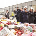 以新業(yè)建設(shè)名譽(yù)董事長(zhǎng)穆椿松先生（圖右三）、卓勝隆董事長(zhǎng)（圖右二）及簡(jiǎn)福榮總經(jīng)理（圖右四）、邱正光副總經(jīng)理（圖右一）為首，率領(lǐng)全體同仁一同祭拜祈福。祈求接下來(lái)的建築程序一切順利、未來(lái)住戶安居和樂(lè)。