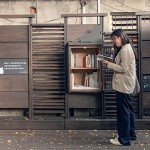 窗櫺式書櫃前伴著兩隻貓，每一位專注閱讀的書人也成為文學(xué)館最美的風(fēng)景。