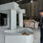 新業(yè)建設(shè)簡(jiǎn)福榮總經(jīng)理(右一)打量著眼前『灰階-方』藝術(shù)品的模型，期待著成品安置於社區(qū)中，為住戶帶來(lái)「藝」種美好的新「視」界。