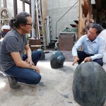 藝術(shù)家陳煜權(quán)（圖左一）與建築職人簡福榮總經(jīng)理（圖右一）以蹲姿模擬水池的平視高度，討論著如何將藝術(shù)品與社區(qū)融合的美好樣貌，完美演繹。