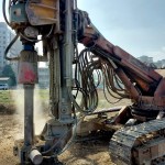 氣勢磅礡的地質(zhì)鑽探機，深入地底抽取的剎那間，有如電影般塵土飛揚、滾滾黃沙的壯觀畫面。