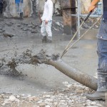 烈日之下，師傅們揮汗如雨的穩(wěn)住灌漿管道，慢慢地為基礎(chǔ)工程披上一層層肌理。