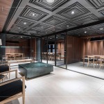 採光通透且獨立的家教室與公共空間，玻璃映照出層層疊疊的迷人椅背曲線，搭配歷史軌跡的石材與木材，層次裡更為空間注入一股有生命力的靈魂。