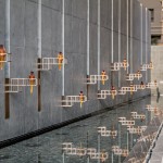 入口大面水景，一如滌去塵囂，步入小徑，由兩側(cè)的柔光引領(lǐng)，使人靜謐優(yōu)雅的歸來或到訪。