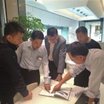 新業(yè)建設(shè)簡(jiǎn)福榮總經(jīng)理(右一)、邱正光副總(左二)與設(shè)計(jì)團(tuán)隊(duì)，了解對(duì)於生活的細(xì)節(jié)，必須比住戶要求得更高。