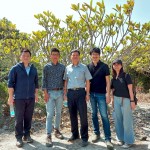 每一棵雀屏中選的小樹，都是經(jīng)由新業(yè)職人團隊的專業(yè)見解，並審慎評估後決定出的結(jié)果。我們相信：「不只是我們選樹，樹也在選擇一個值得託付終身的對象」。(圖中為簡福榮總經(jīng)理，圖左為吳志輝建築師）