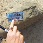 一經(jīng)新業(yè)職人選中的石頭，貼上屬於自己的標(biāo)籤，象徵已屬於『大塊森鄰』的一員。